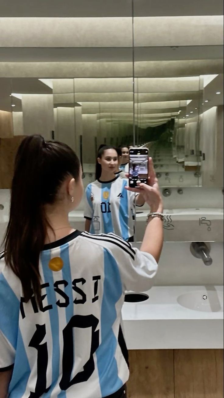 Foto de María Romero con su camiseta