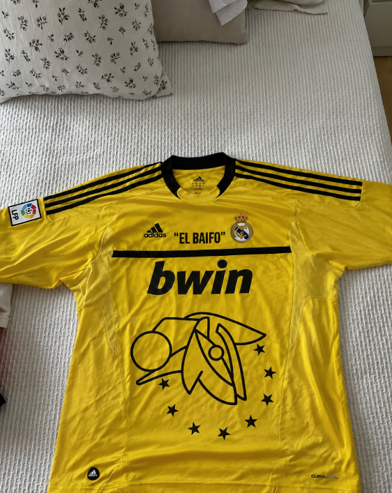 Foto de Javier López con su camiseta