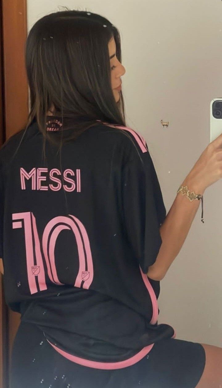Foto de Claudia Hernández con su camiseta