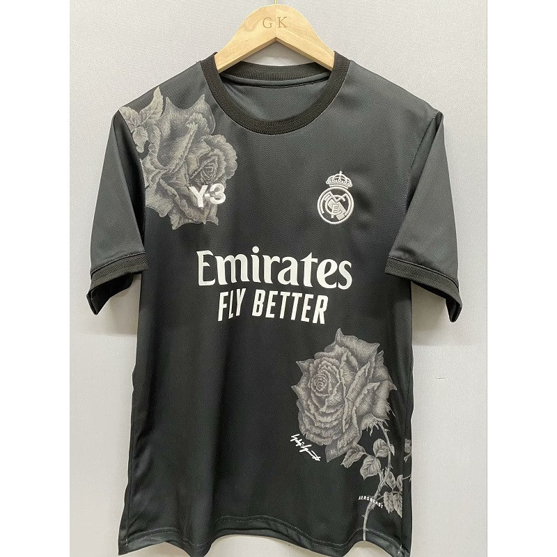 Foto de Adrián López con su camiseta